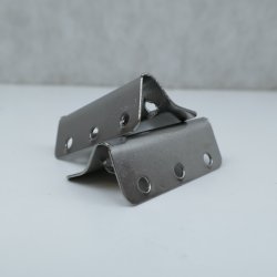 Beslag til montering af gummigjord