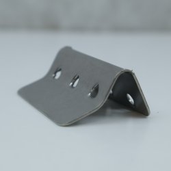Beslag til montering af gummigjord