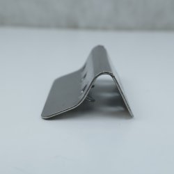 Beslag til montering af gummigjord