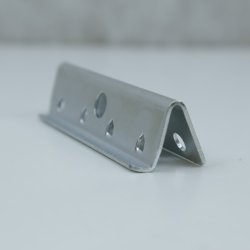 Beslag til montering af gummigjord